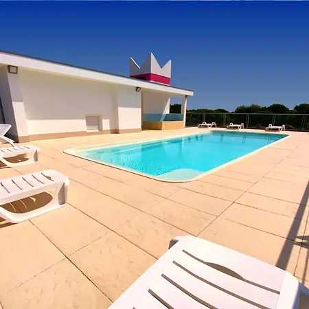 Modern By And Shops דירה